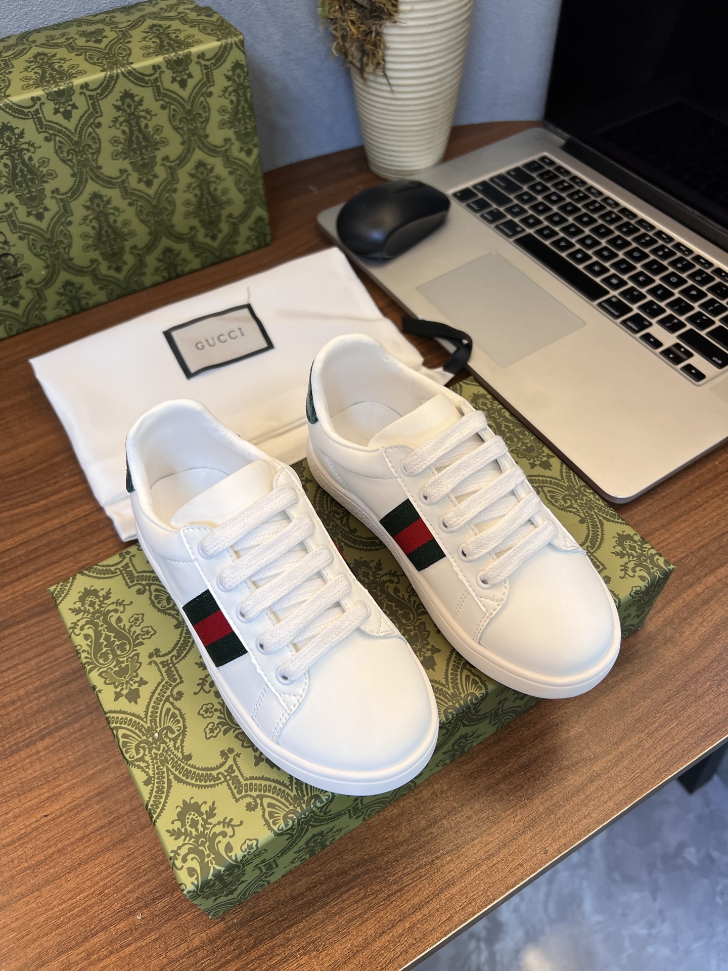 Children's shoes child